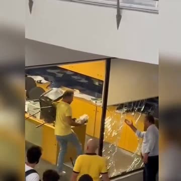 Bank robbers become heroes amid Lebanon’s financial crisis - By JORGEN SOBY