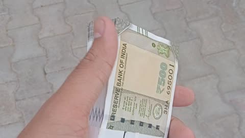 Money split in Hand by er Rahul duhan