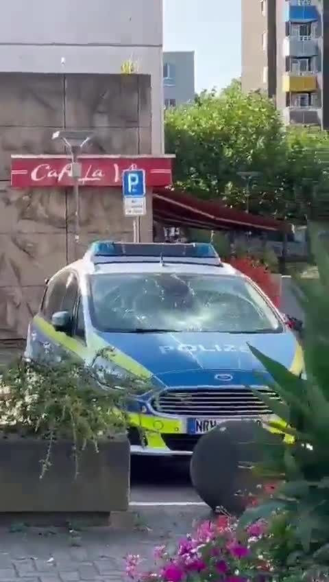 Του έκαναν παρατήρηση επειδή έπινε μπύρες απο το ράφι σε σούπερ μάρκετ.