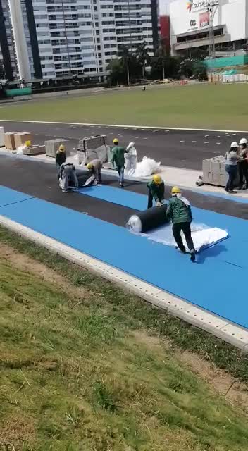 Comenzó la instalación del sintético en la pista del estadio de atletismo 2
