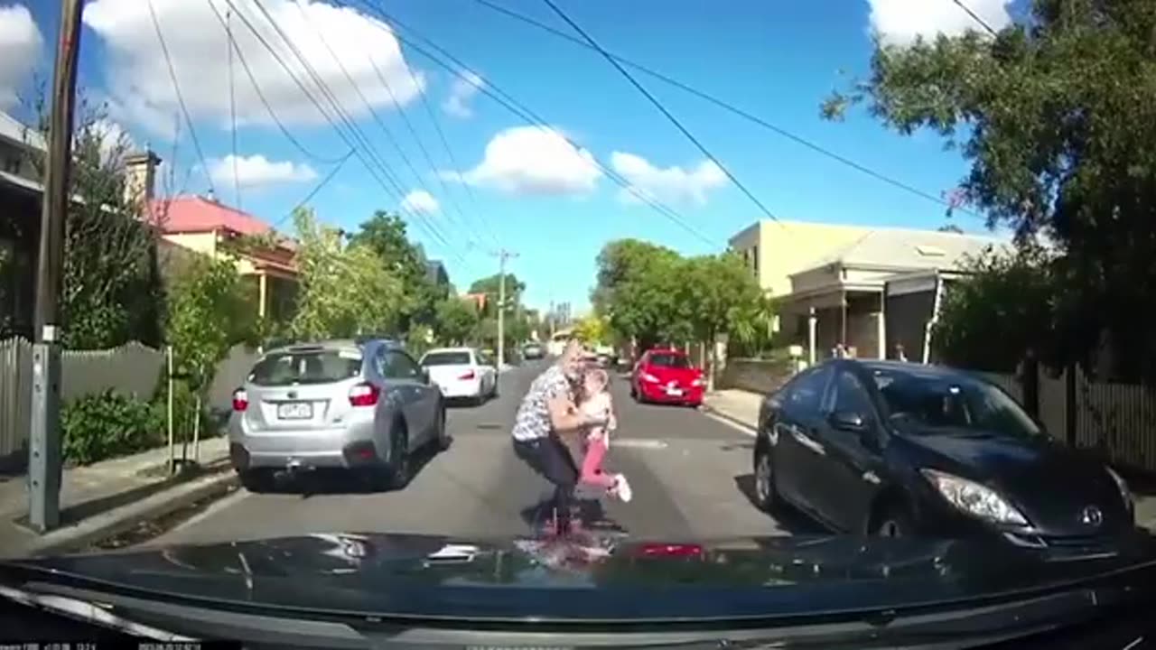 Girl jump into road accidentally