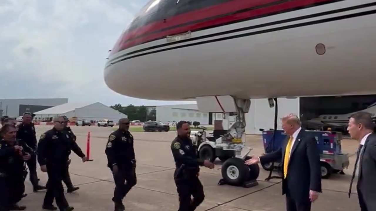 DonaldTrump thanking our incredible Texas Law Enforcement Officers! 🇺🇸