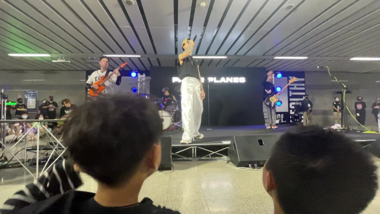 [FANCAM] Paper planes live at MRT Chatuchak ep4 mrt music journey 2023 Good luck, not live