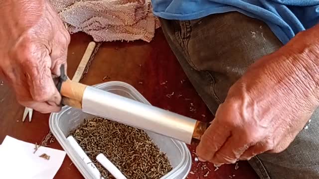 Paano gumawa ng sigarilyo mula sa Tobacco? | DIY rolling machine