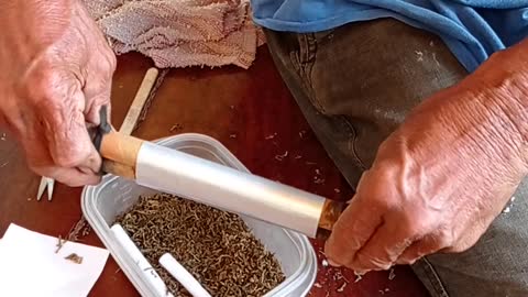 Paano gumawa ng sigarilyo mula sa Tobacco? | DIY rolling machine