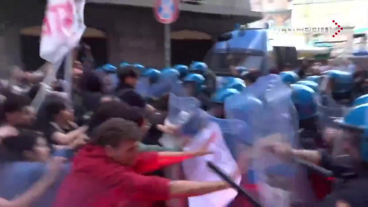 DURE PROTESTE CONTRO LA NATO, LA POLIZIA ATTACCA I MANIFESTANTI