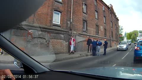 Dash cam capta a un hombre borracho tropezando y cayendo en la calle