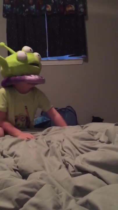 Nene hace reír a su hermana con una graciosa máscara de Halloween