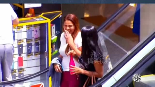 Make fun of passers-by on the elevator