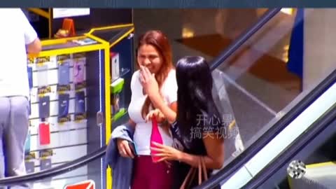 Make fun of passers-by on the elevator