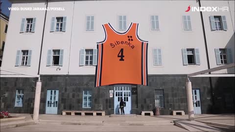 Divovski dres Dražena Petrovića na zgradu Gradsku uprave