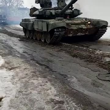 Columns of T-90’s and T-80’s unloaded in Tamarovka, Belgorod, 27km from Ukraine,
