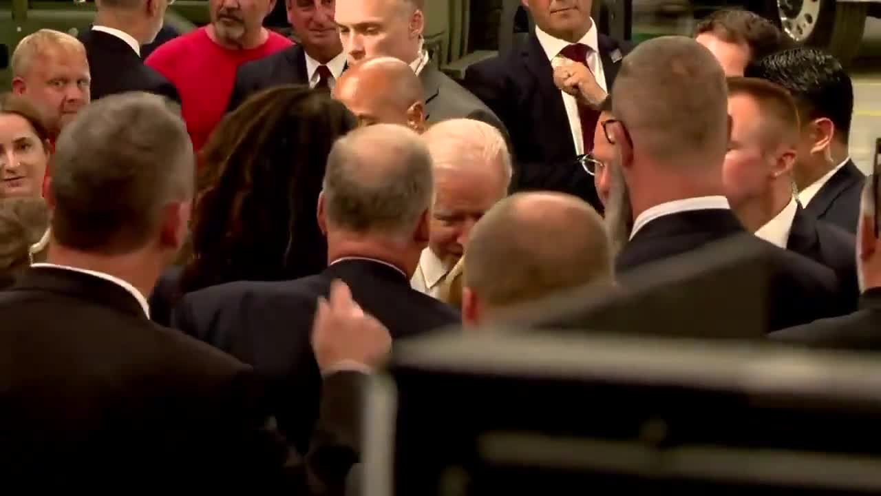 Rules for Thee and Not for Me: Biden Goes MASKLESS in Crowd Despite Pushing Mandates!