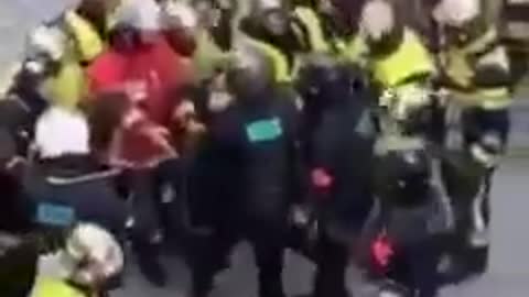 BREAKING NEWS: 24/7 police vs firefighters (francia)