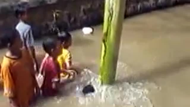 SERU....!!! "LOMBA PANJAT PISANG DI DALAM SUNGAI"