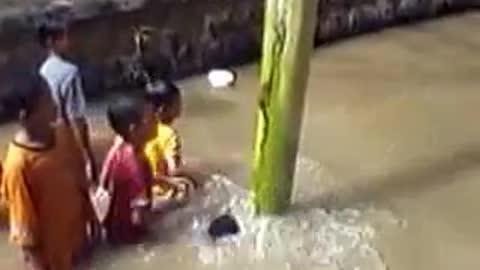 SERU....!!! "LOMBA PANJAT PISANG DI DALAM SUNGAI"