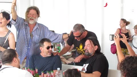 Guliano s prijateljima na trajektu zapjevao Oliverove pjesme