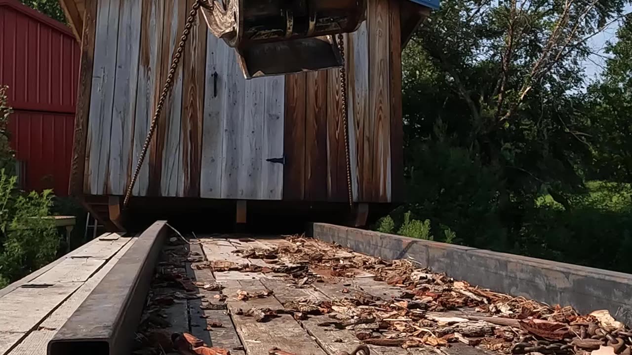 Moving a chicken shed with Chickens picker truck