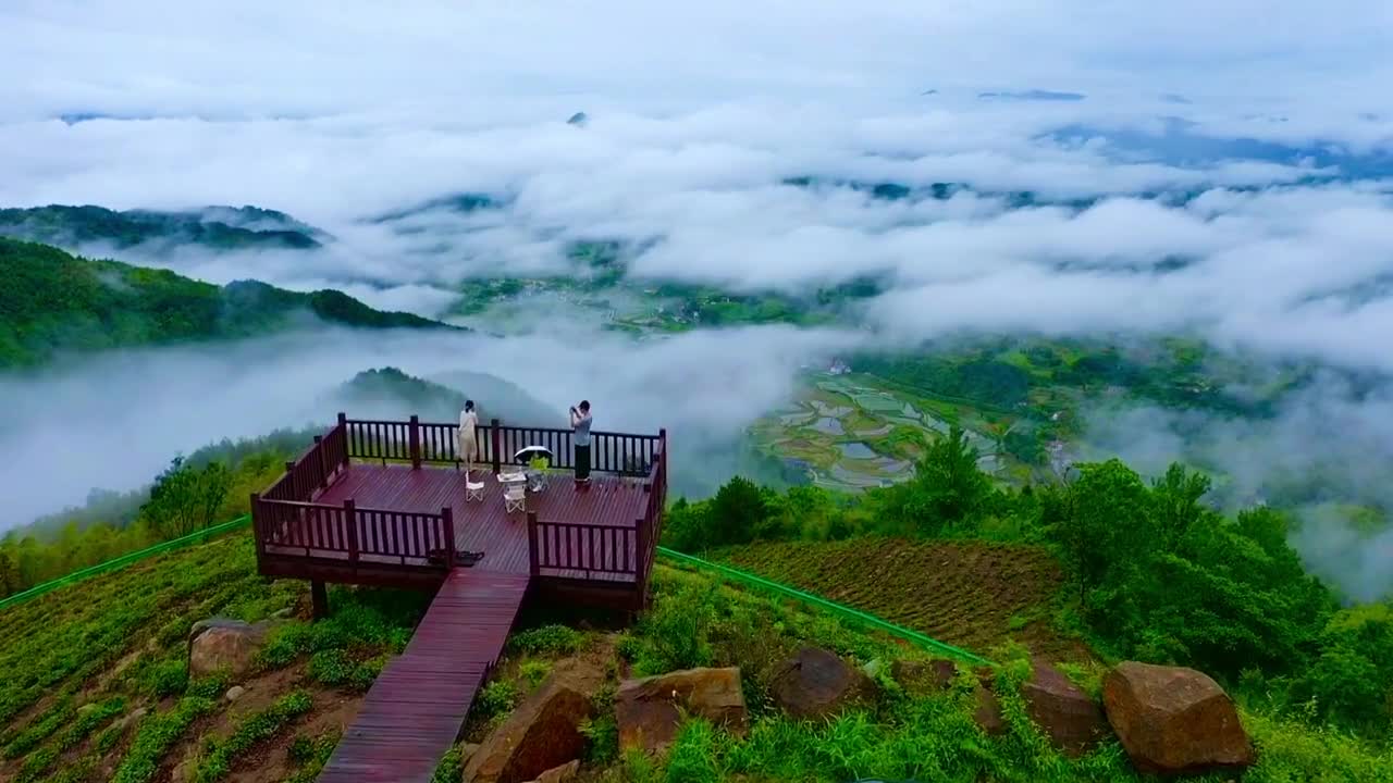 Clouds and mist surround the wonderland of the world