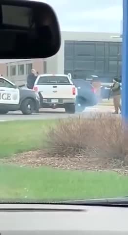 BYSTANDER VIDEO: Hutchinson MN Police Officer Assaulted During Traffic Stop
