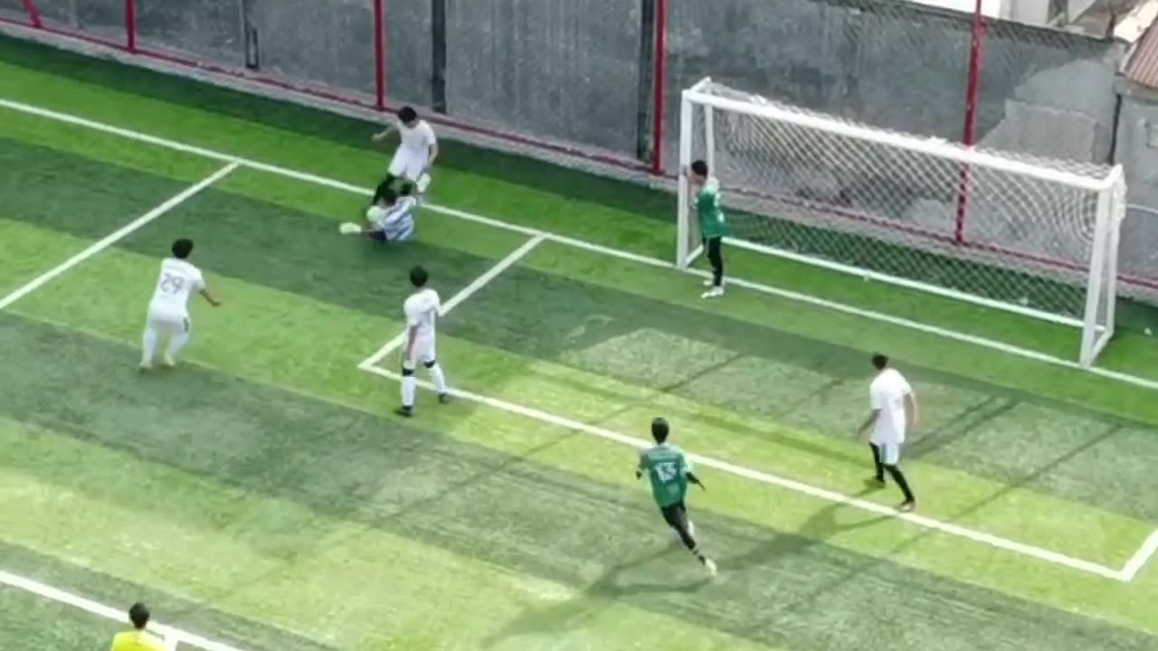 Me trying to score a goal: 🤣👍.