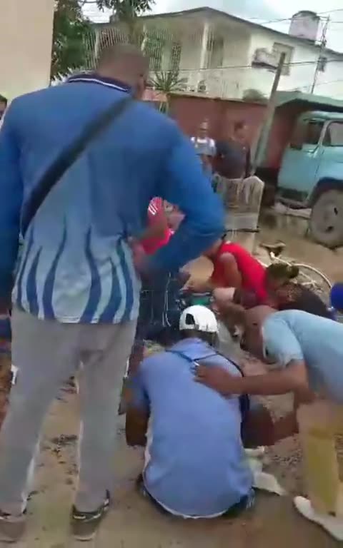 Cuba, un lugar...En La Habana, cubanos recogiendo frijoles y arroz del suelo