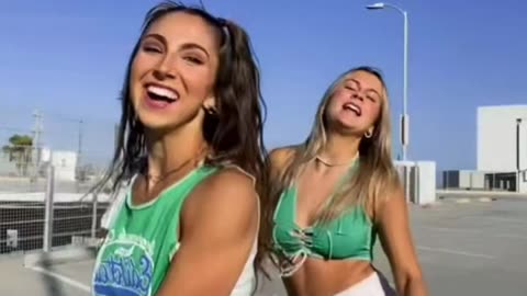 Crazy tow girl dance viral video