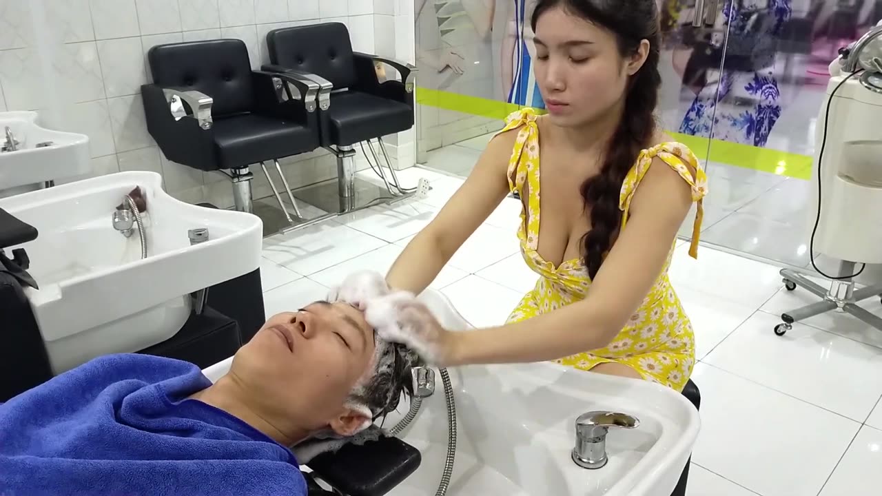 Relaxing shampoo service at Vietnamese barbershop for men