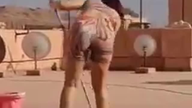 Routine quotidienne avec la fille du désert