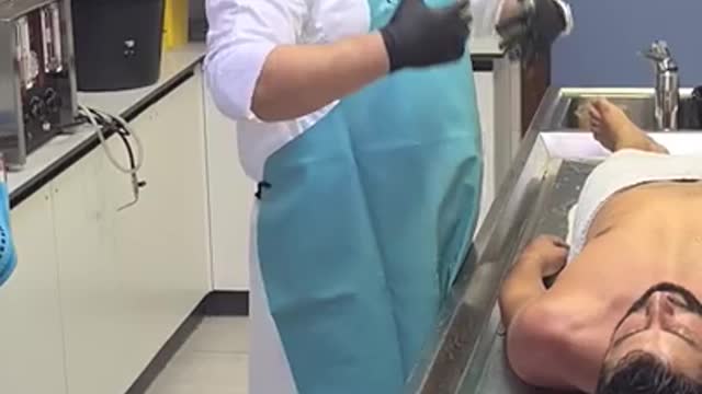 Islamic mortuary washing according to prophetic tradition. Complete destitution in the shroud.