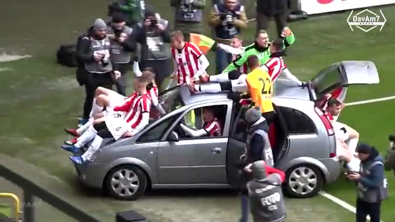 Crazy_Goal_Celebrations_In_Football