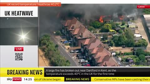 BREAKING: Houses ablaze as grass fire engulfs homes