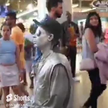 SNEAKO AND BRYCE HALL TIPP $$$ FLOATING STATUE IN VEGAS!