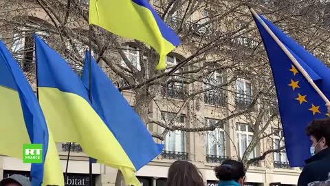 Des milliers de personnes manifestent à Paris contre l'offensive russe en Ukraine