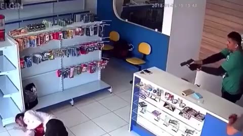 shot while attempting to rob store