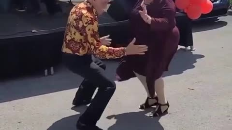 (Must Watch) Crazy energetic dance by an old couple