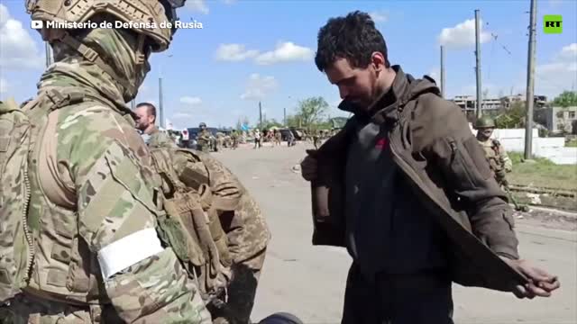 Il Ministero della Difesa russo ha mostrato le immagini degli ultimi combattenti del battaglione nazista Azov che lasciano l'impianto di Azovstal e si arrendono alle truppe russe.Mariupol è così completamente liberata dai nazisti ucraini