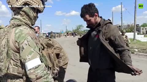Il Ministero della Difesa russo ha mostrato le immagini degli ultimi combattenti del battaglione nazista Azov che lasciano l'impianto di Azovstal e si arrendono alle truppe russe.Mariupol è così completamente liberata dai nazisti ucraini