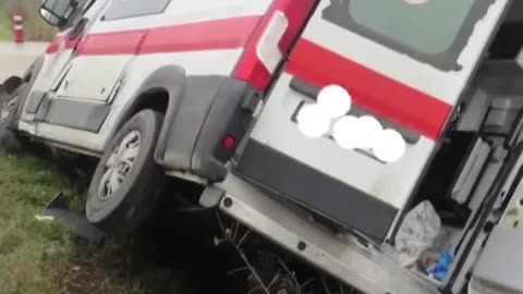 Autista di ambulanza della croce rossa si schianta contro un palo.