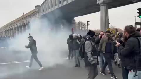 France public protest on mandates