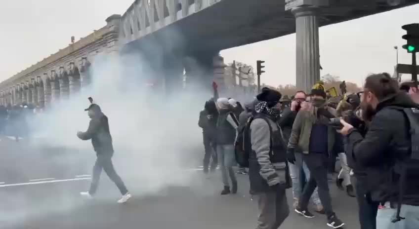 France public protest on mandates