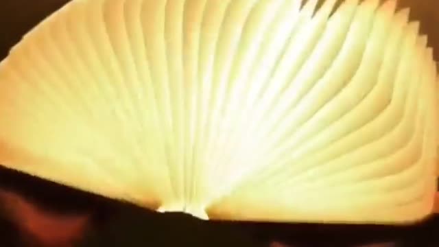 Stunning foldable lamp in the shape of book