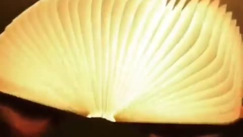 Stunning foldable lamp in the shape of book