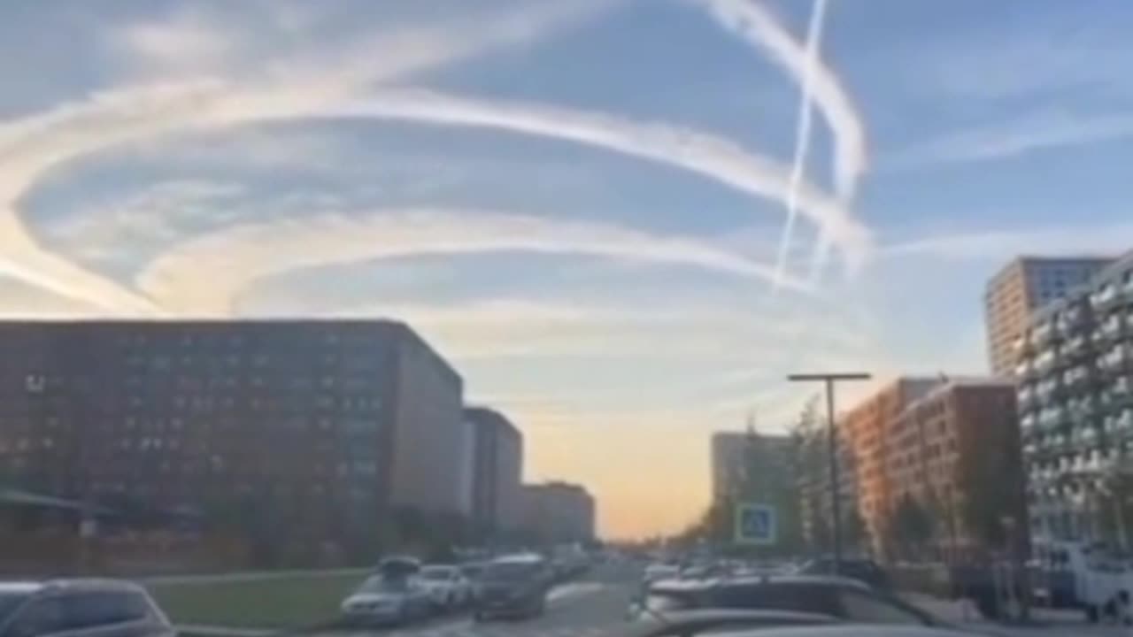 Strane "scie di condensa" nel cielo russo. La geoingegneria non ha confini