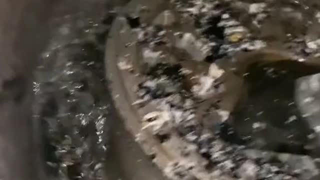 The environment for cleaning the wheel hub looks bad. Repair the wheel hub.