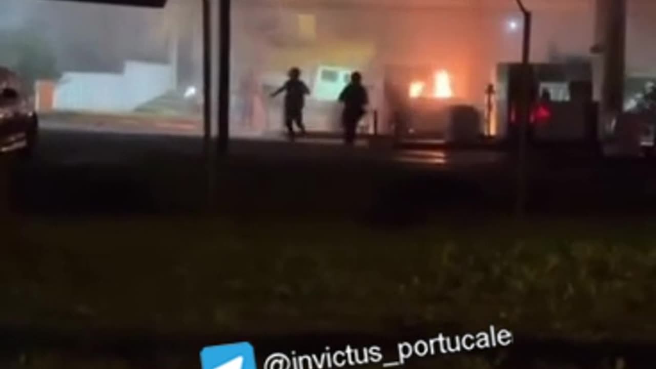 Africanos pegam fogo a posto de gasolina na Amadora. ACORDA PORTUGAL