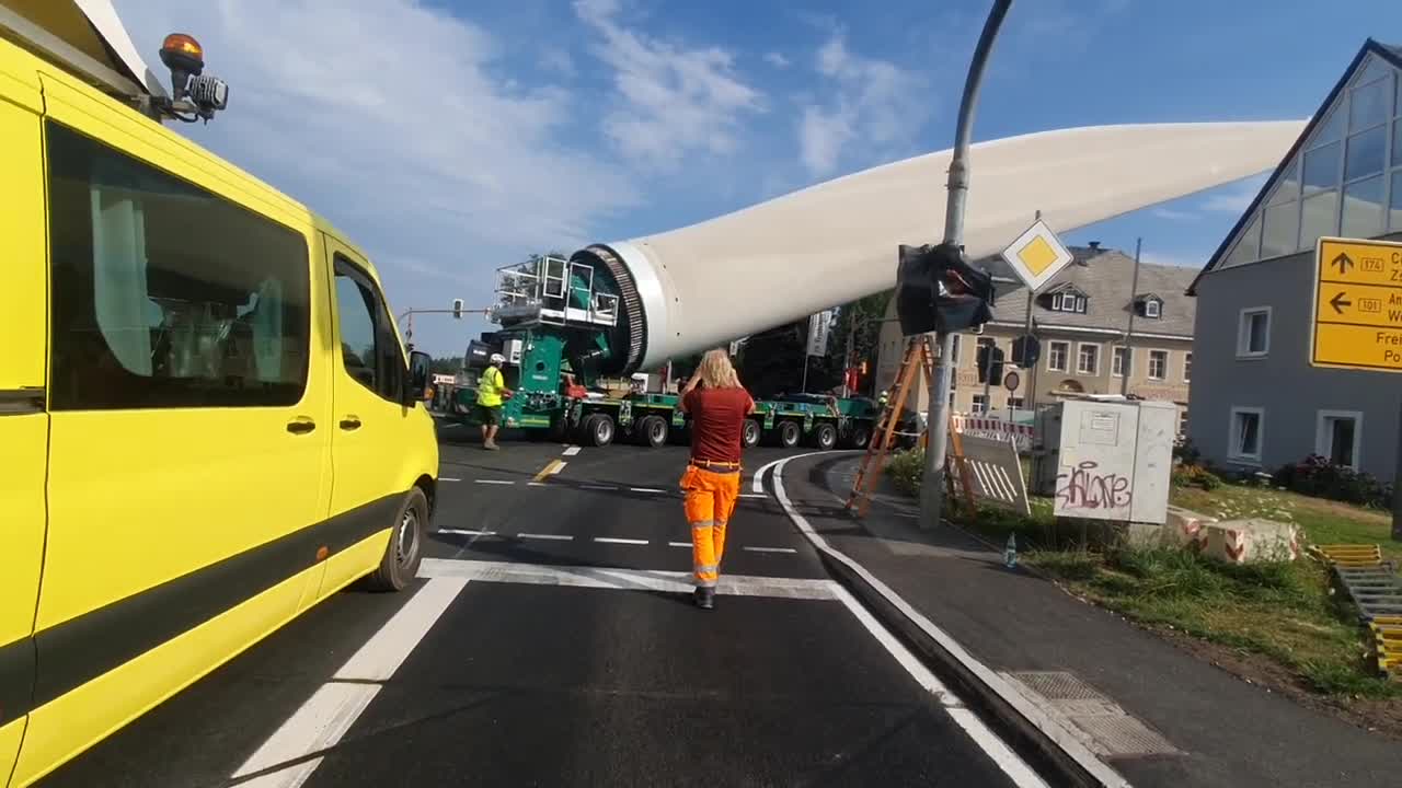 Rotorblatt für Windrad im Erzgebirge unterwegs