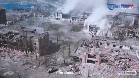 Russian tank open fire on Ukranian defense position inside the building in Mariopul