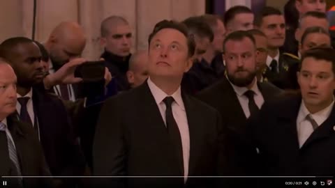 Elon Musk đang có mặt tại Nhà thờ Đức Bà mở cửa trở lại.