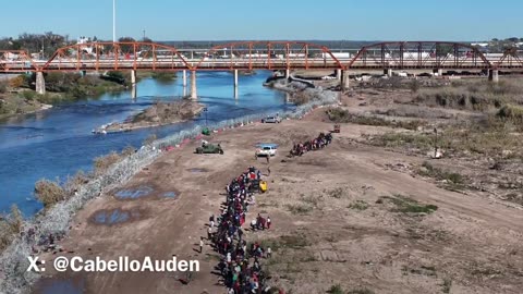 Illegal Immigrants Line Up By The Hundreds At Eagle Pass To Cross The Border